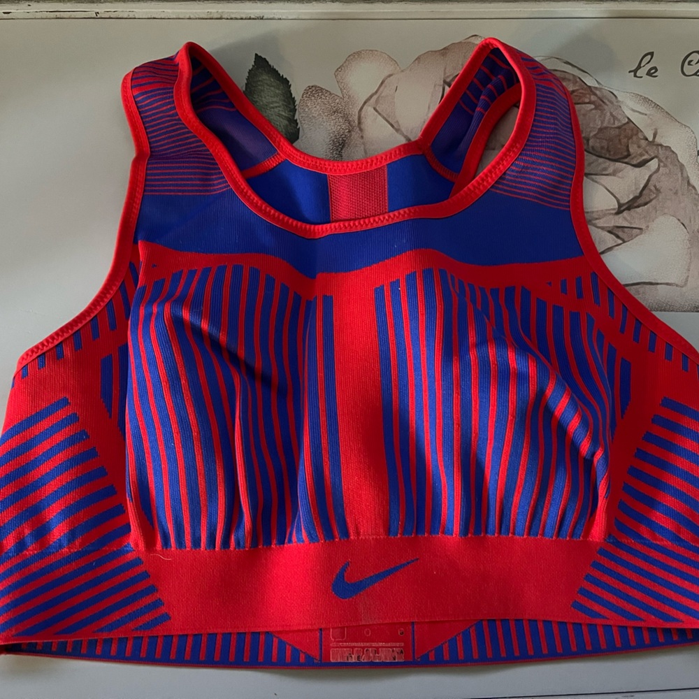 Nike FE/NOM Flyknit Style: AJ4047-273
Women's High-Support Sports Bra